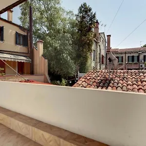 Traditional With Terrace Appartamento